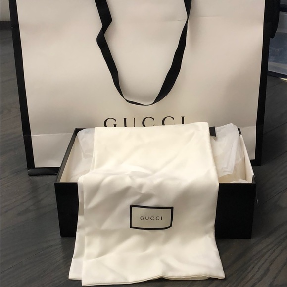 Women’s Gucci Sneakers. - Picture 5 of 8